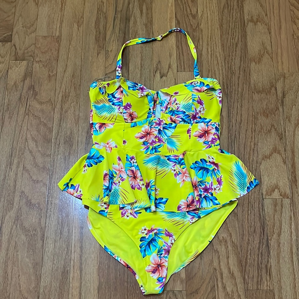 Forever 21 plus Size 2x Floral Ruffles One Piece Keyhole Opening between breast